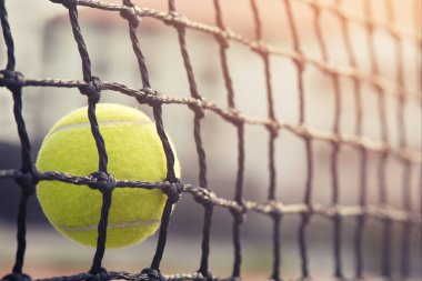 Tenis topu Tenis net kopya alanı ile Tenis Kortu isabet.