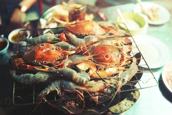 Zeevruchten ontbijtbuffet concept. garnalen en krab gegrild op fornuis, soft focus Sea.... — Stockfoto