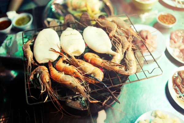 Zeevruchten ontbijtbuffet concept. garnalen en krab gegrild op fornuis, soft focus Sea.... — Stockfoto