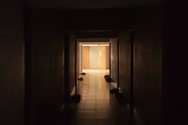 Işık hedef olan odalar arasında karanlık koridorlar