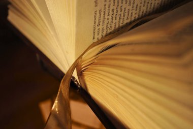 Lambadaki kitap sayfaları