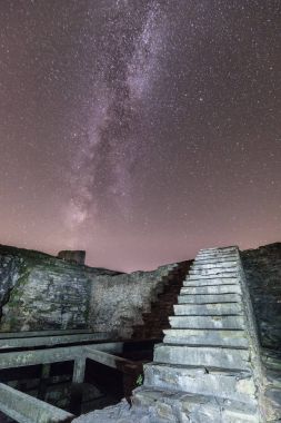 Cennete, merdiven denilen bu yakalama Samanyolu gelen bir cetarea Rinlo, Galiçya, İspanya, sonbahar başında büyük bir gecede adlı bir kasabada bir antik kalıntıları