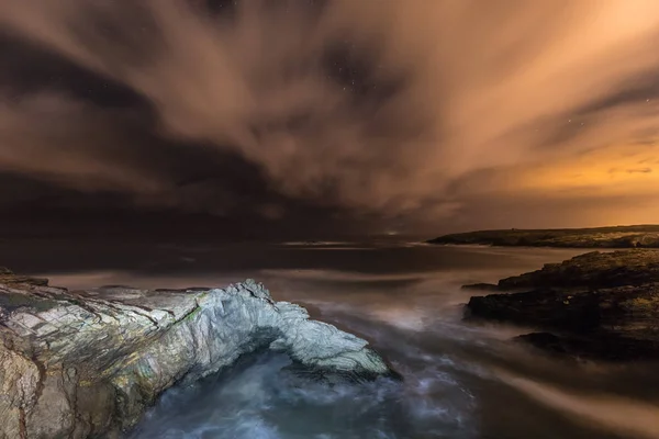 Natt Kusten Ribadeo Spanien Där Molnen Hotar Storm Över Den — Stockfoto