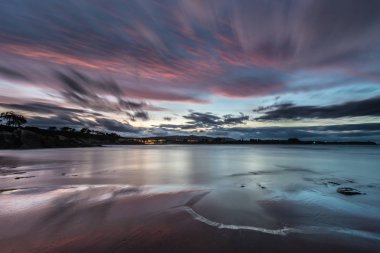 2017 yılın penultimo günü muhteşem günbatımı nerede farklı renkler, şekiller ve dokular, bulutlar yansıyan bu güzel plaj ince kum içinde gelgit gökyüzü, gittiğinde üzerinde plaj, Arnao, Asturias, İspanya, 