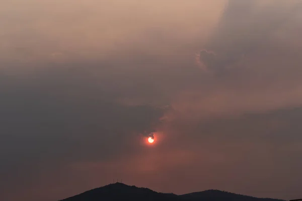 Röda Solen Landar Galicien Spanien Grund Röken Bränder Som Härjade — Stockfoto