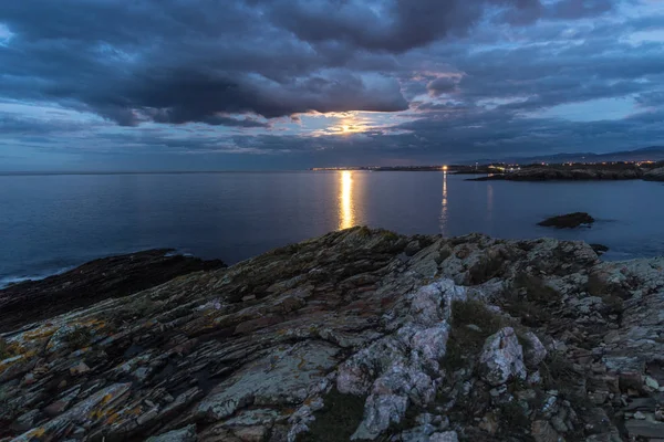 Fullmåne Vid Stranden Galicien Gömmer Sig Bland Varierad Molnen Himlen — Stockfoto