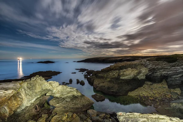 Fullmåne Vid Stranden Galicien Gömmer Sig Bland Varierad Molnen Himlen — Stockfoto