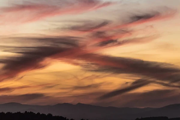 真っ赤な雲を染め ガリシアの海岸の周囲の山々 の壮大な秋の夕日色天気の良いその前兆 — ストック写真