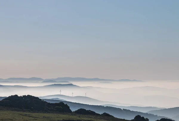 Batı Asturias, nereye vadi sis ve kendi otokton bitki örtüsü ile doğanın çeşitli renkli gökyüzü tezat dağlarda yaz sonunda muhteşem günbatımı