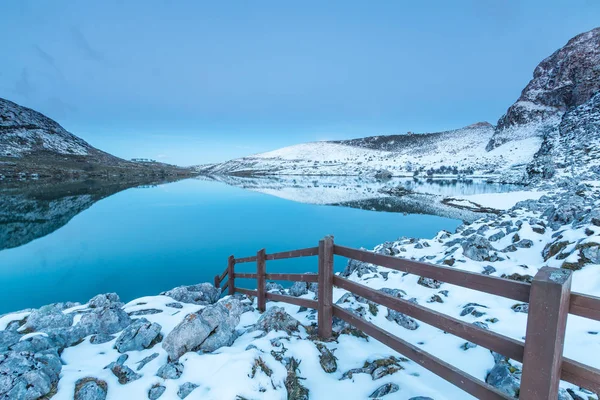 Fullmånen Sjöar Covadonga Asturien Där Dess Reflektioner Vattnet Dess Ljus — Stockfoto