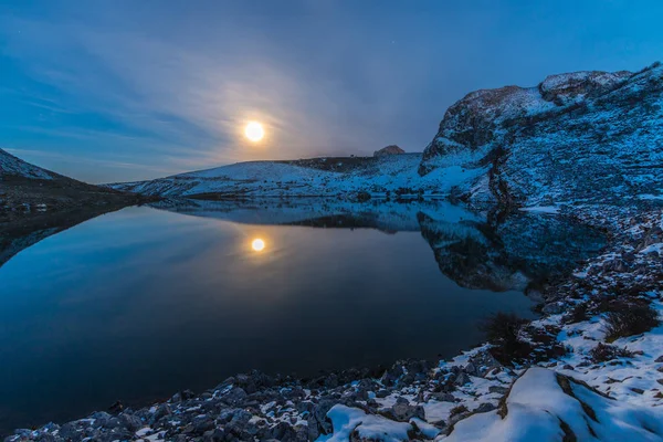 Vollmond Den Seen Von Covadonga Asturien Seine Spiegelungen Wasser Sein — Stockfoto