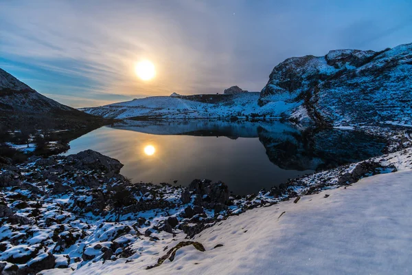 Vollmond Den Seen Von Covadonga Asturien Seine Spiegelungen Wasser Sein — Stockfoto