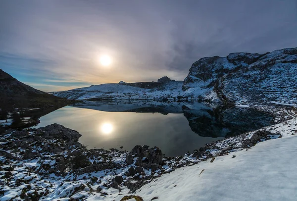 コヴァドンガ アストゥリアス州の湖の満月 その反射で水 その光 その色 冬の夜に雪とは対照的 — ストック写真