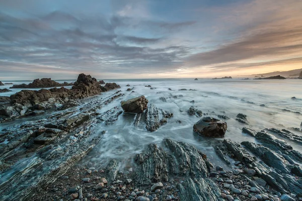 Amanecer Las Playas Asturias Donde Fuerza Del Mar Juega Con — Foto de Stock