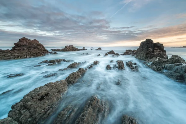 Amanecer Las Playas Asturias Donde Fuerza Del Mar Juega Con — Foto de Stock