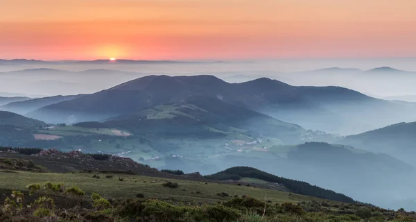 Batı Asturias, nereye vadi sis ve kendi otokton bitki örtüsü ile doğanın çeşitli renkli gökyüzü tezat dağlarda yaz sonunda muhteşem günbatımı