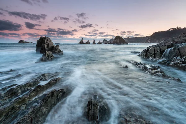 Bellezza Delle Spiagge Delle Asturie Contemplate All Alba Tramonto Evidenziare Foto Stock