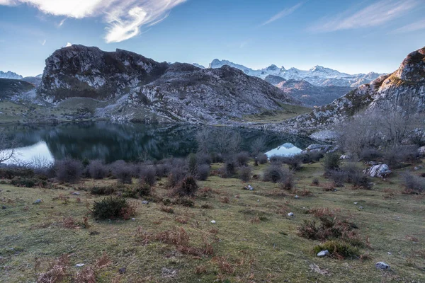 Spektakulär Och Färgstark Solnedgång Sjöar Covadonga Asturien Mycket Kall Vinter — Stockfoto