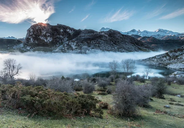 Spektakulär Och Färgstark Solnedgång Sjöar Covadonga Asturien Mycket Kall Vinter — Stockfoto