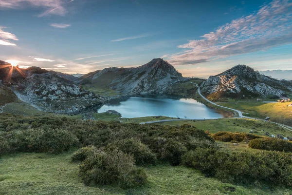 Spektakulär Och Färgstark Solnedgång Sjöar Covadonga Asturien Mycket Kall Vinter — Stockfoto