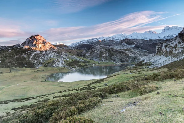 Spektakulär Och Färgstark Solnedgång Sjöar Covadonga Asturien Mycket Kall Vinter — Stockfoto