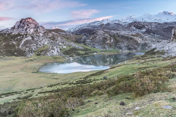 Spektakulär Och Färgstark Solnedgång Sjöar Covadonga Asturien Mycket Kall Vinter — Stockfoto