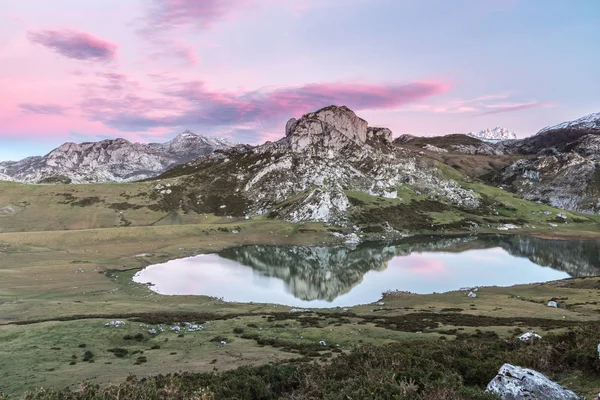 Spektakulär Och Färgstark Solnedgång Sjöar Covadonga Asturien Mycket Kall Vinter — Stockfoto