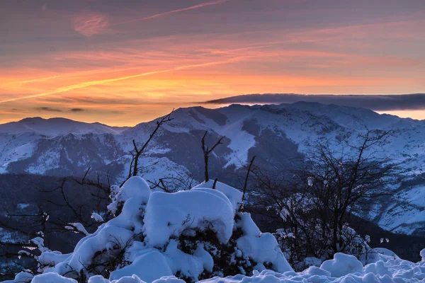 日出在 Ubina 在阿斯图里亚斯和莱昂之间的山 在一个冬天与大量的雪 清晨拍摄的独特的颜色的第一个太阳光线对比雪 云和山 — 图库照片