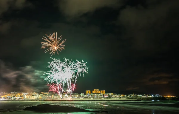 nerede gece kutlama festivaller Foz şehir, İspanya, biz havai fişek hayranlık layık düşünmek Galiçyaca sahil tatil