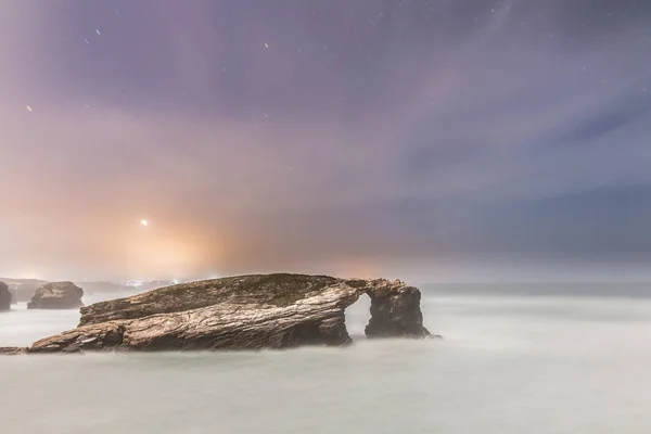Słynna Plaża Katedr Hiszpania Świetle Księżyca Pełni Ciepłą Letnią Noc — Zdjęcie stockowe