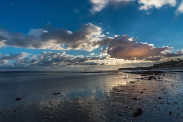 Fullmånen Erbjuder Flera Scener Värda Att Fotografera Stranden Berget Staden — Stockfoto