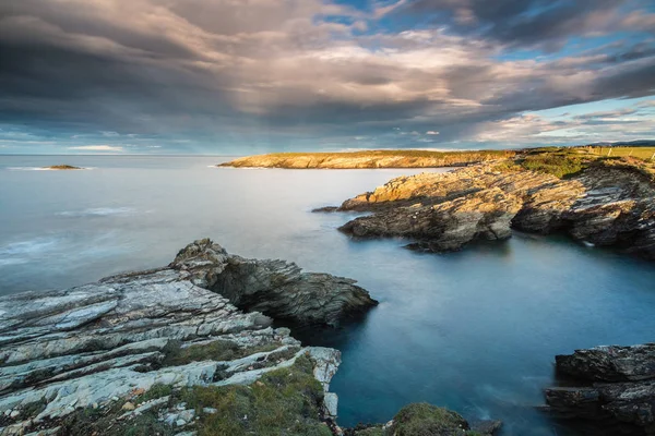 gün batımı deniz kıyıları ve Galiçya ve Asturias plajları nerede bulutlar, gökkuşağı, ışık, doğal kayalık kemer... ışınlarının muhteşem renkleri görülmeye dünyanın diğer bölgelerine gıpta yoktur