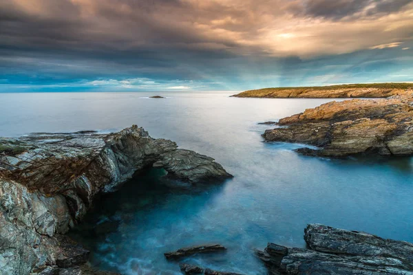 gün batımı deniz kıyıları ve Galiçya ve Asturias plajları nerede bulutlar, gökkuşağı, ışık, doğal kayalık kemer... ışınlarının muhteşem renkleri görülmeye dünyanın diğer bölgelerine gıpta yoktur