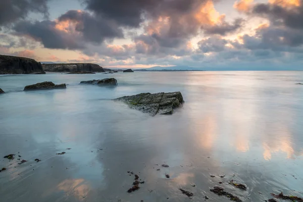 ガリシアとアストゥリアスのビーチと海岸の海の夕日がある壮大な色の雲 自然岩アーチ の光線が訪れる価値のある 世界の他の部分への羨望に何も — ストック写真
