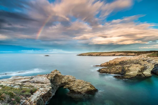 gün batımı deniz kıyıları ve Galiçya ve Asturias plajları nerede bulutlar, gökkuşağı, ışık, doğal kayalık kemer... ışınlarının muhteşem renkleri görülmeye dünyanın diğer bölgelerine gıpta yoktur