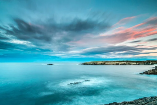 gün batımı deniz kıyıları ve Galiçya ve Asturias plajları nerede bulutlar, gökkuşağı, ışık, doğal kayalık kemer... ışınlarının muhteşem renkleri görülmeye dünyanın diğer bölgelerine gıpta yoktur