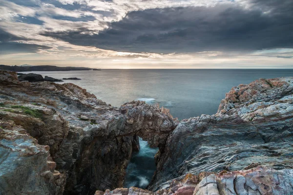 gün batımı deniz kıyıları ve Galiçya ve Asturias plajları nerede bulutlar, gökkuşağı, ışık, doğal kayalık kemer... ışınlarının muhteşem renkleri görülmeye dünyanın diğer bölgelerine gıpta yoktur