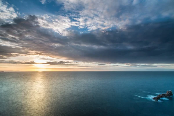 gün batımı deniz kıyıları ve Galiçya ve Asturias plajları nerede bulutlar, gökkuşağı, ışık, doğal kayalık kemer... ışınlarının muhteşem renkleri görülmeye dünyanın diğer bölgelerine gıpta yoktur