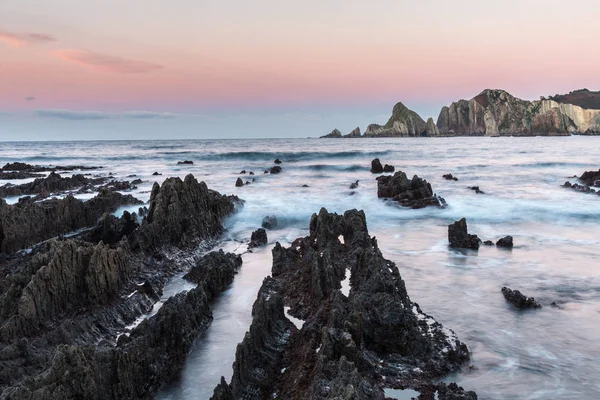 Gueirua beach, rahatsız edici bir manzara okyanus tarafından ortaya keskin kayalar ile etkileyici bir güzellik şafakta alacakaranlıkta ve yıldızlı gece başka bir dünyadan gelen gibi davranıyor