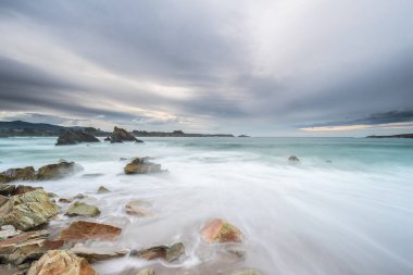 öğleden sonra bulutların üstünde Arnao beach
