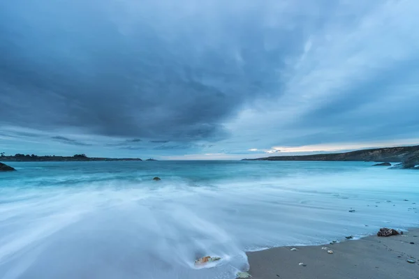 öğleden sonra bulutların üstünde Arnao beach