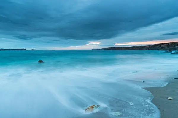 öğleden sonra bulutların üstünde Arnao beach