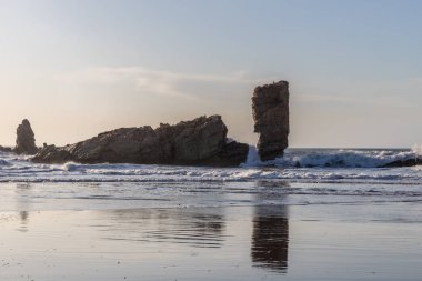 Bu yağmurlu Bahar, Bayas plaj üzerinde gün batımı birkaç güneşli bir gün yararlanarak