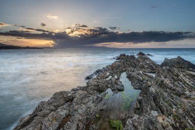 akşam ve gece kıyıları ve Galiçya ve doğanın güzelliği keşfetmek nereye Asturias plajları