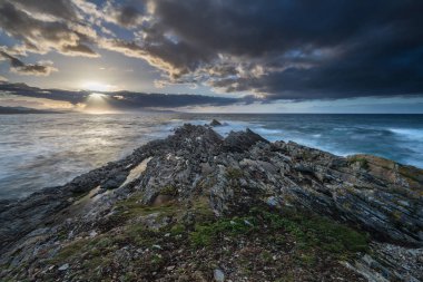 akşam ve gece kıyıları ve Galiçya ve doğanın güzelliği keşfetmek nereye Asturias plajları