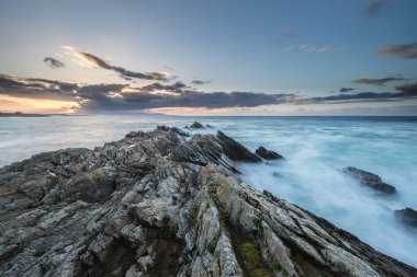 akşam ve gece kıyıları ve Galiçya ve doğanın güzelliği keşfetmek nereye Asturias plajları