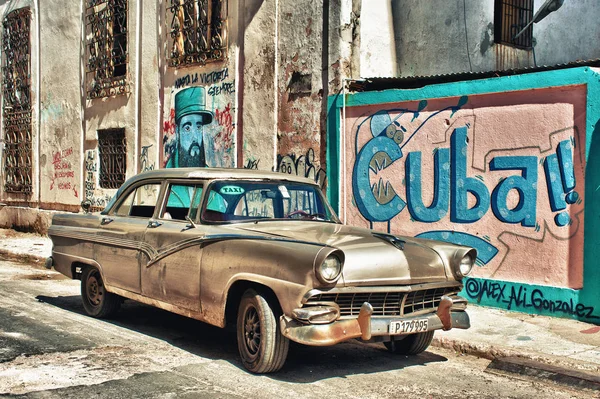 HAVANA, CUBA 15 martie 2018: mașină veche pe străzile din Havana cu pereți pictați cu propagandă cubaneză — Fotografie, imagine de stoc