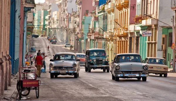 Gamla bilar som transiteras i en allé av Havanna, Kuba Stockbild