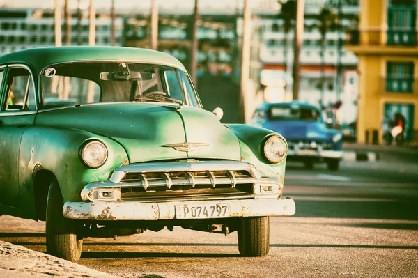 Bild eines alten amerikanischen Autos in Kuba mit Vintage-Effekt — Stockfoto