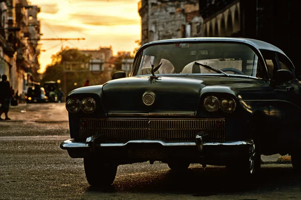 老老爷车在哈瓦那的街道, 古巴与日落在 backg — 图库照片